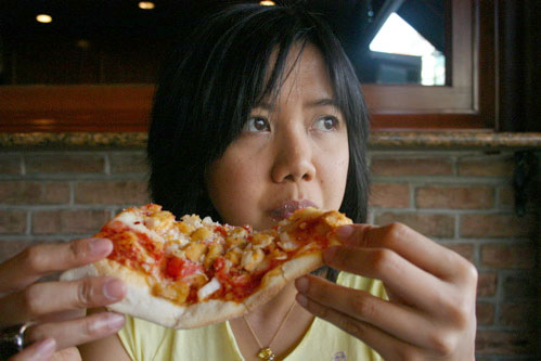 indri eating pizza